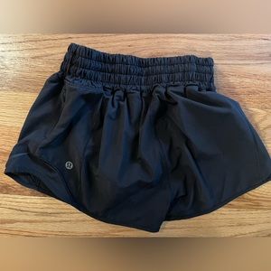 Lululemon black hotty hot shorts high rise 2.5” shorts size 0